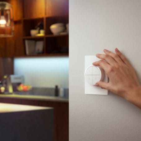 Eine Hand betätigt einen Hue Tap Dial Switch